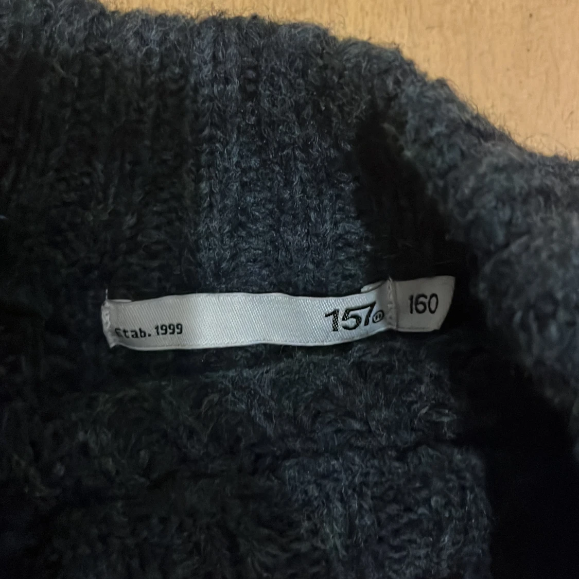 Säljer än mörk blå/ grå stickad tröja - 2