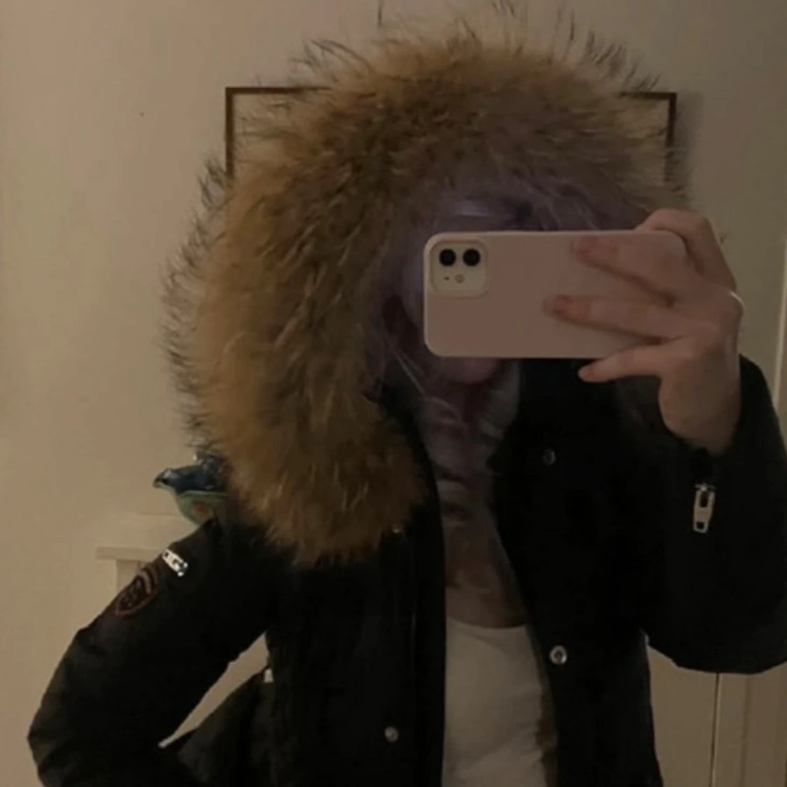 Svart parkajacka med pälsdetalj