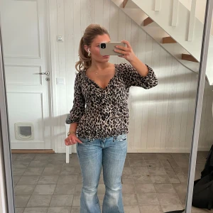 Leopardmönstrad blus😍 - Supersnygg leopardmönstrad blus i storlek S😍