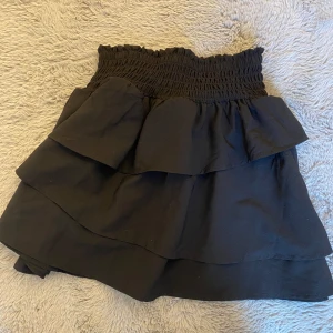 Svart volang kjol - Säljer denna svarta volang kjol ifrån HM. Aldrig använd, storlek S. Köpt runt 100 kr❤️skriv vid frågor