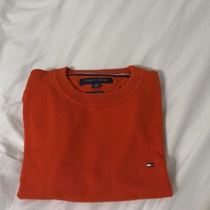 Orange crewneck tröja av Tommy Hilfiger - Plagget har endast används 1 gång och är i princip helt ny! 
