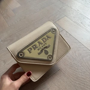 Beige axelväska  - Som ny.