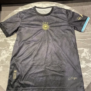 Argentina Fotbollströja  - En snygg fotbollströja som är en limited edition. Det är Messis egna tröja med hans lag osv på armen. Den är använd några gånger med i bra skick. Vid några frågor hör gärna av dig.   MVH Stockholm Wardrobe 