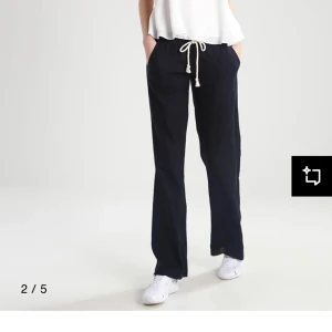 Roxy linnebyxor - Svarta Roxy linnebyxor med avslappnad passform och snörning i midjan. Perfekta för en casual look. Säljer då dem tyvärr har blivit lite korta för mig. Inga defekter.