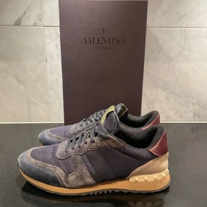 Valentino rockrunner - Valentino Rockrunner// Strl 43, skick 8/10, bara lite smutsiga// box och dustbag ingår|| retail cirka 5000 kr, säljer för endast 1100! Skriv vid funderingar!