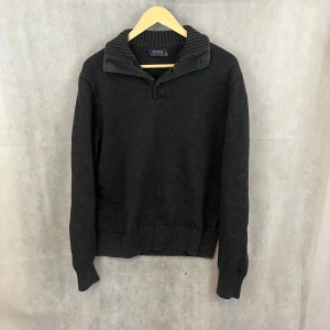 Ralph Lauren kragtröja - Riktigt soft raffe kragtröja i storlek M. Modellen är 185.
