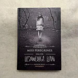 Miss Peregrines hem för besynnerliga barn - Boken 'Miss Peregrines hem för besynnerliga barn' av Ransom Riggs är en mystisk och fängslande berättelse.