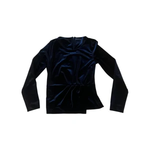 Svart sammetsblus - Elegant svart sammetsblus med långa ärmar och en stilren design. Perfekt för en sofistikerad look.