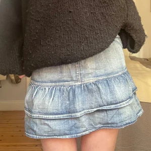 Jeanskjol med volang - Jättefin volangjeanskjol, midjemått 38 tvärs över💕💕