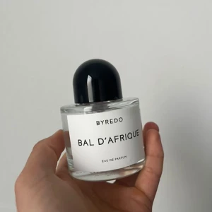 Bal d'Afrique Eau de Parfum från Byredo - Doften är känd för sina varma och exotiska noter. Jag tycker den är unisex.