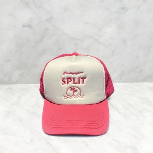 Kepsar till sommarresan - Snygg truckerkeps med broderad text och motiv av en palm och vågor. Finns i färgerna rosa, röd och blå med vit frontpanel. Perfekt för en avslappnad stil. För mer info kolla Instagram @capzone.uf