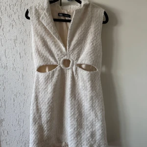 Klänning Zara - Snygg vit elegant klänning från Zara. Perfekt för sommarens alla tillfällen. Aldrig använd men köpte på Vinted 🌸