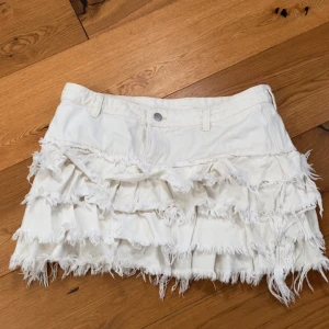 Jeanskjol  - Sååå fin jeanskjol med fransar. Köpt på monki och är nu slutsåld. Aldrig använd.