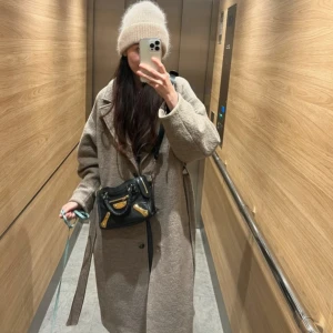 Zara kappa - Utan bälte och finns flera skavanker men bra helhetsskick då man inte tänker på det som är fel så mycket☺️ skriv för bilder på det