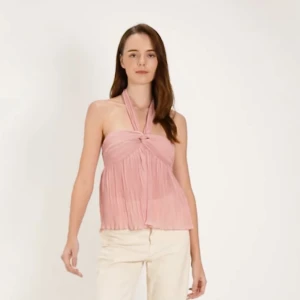 Rosa halterneck-top - Snygg rosa halterneck-top med plisserad design och knytning i nacken. Perfekt för varma sommardagar eller en kväll ute. Toppen är ärmlös och har en luftig passform.