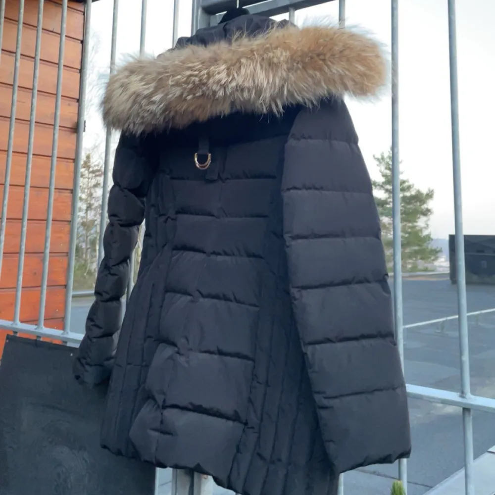 Svart dunjacka från Hollies, storleken är 42 men den är som en 38 på. Nypris 3500. Endast använd en säsong.. Takit.
