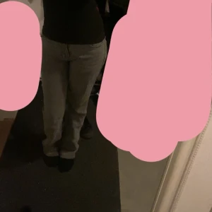 Grå jeansbyxor - Snygga grå jeansbyxor med bootcut-stil. Perfekta för en avslappnad look. De har en klassisk design med en bekväm passform.