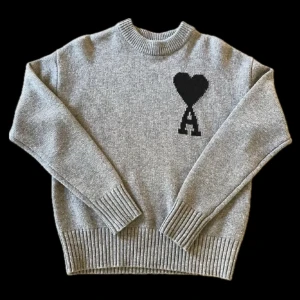 Ami Paris sweater - Ny Ami Paris tröja som jag fick i gåva på min födelsedag. Aldrig använd utomhus, tagen sitter kvar. 100% bomull, passar perfekt till de kallare dagarna/kvällarna. Intressekoll ‼️Vid ytterligare funderingar skicka ett dm 👊