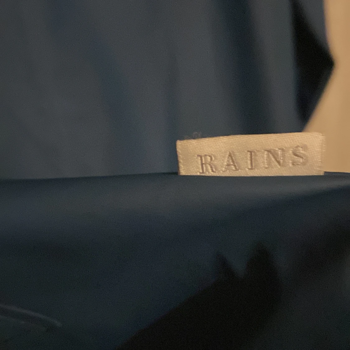 Blå regnjacka från Rains - 2