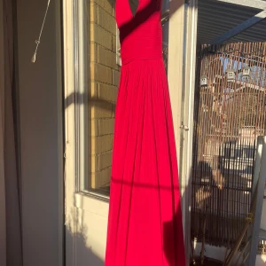 Vinröd balklänning  - Jättefin balklänning ifrån Sofia moore. Aldrig använd så i jättefint skick! Öppen i ryggen med fin tvistad detalj💞