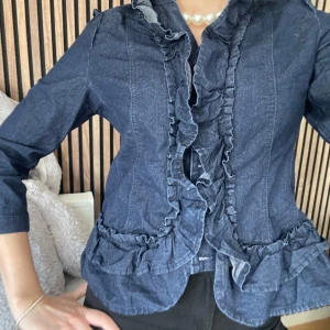 Jeanstopp  - Så vacker jeansblus, perfekt till våren!!💞😍👏🏽