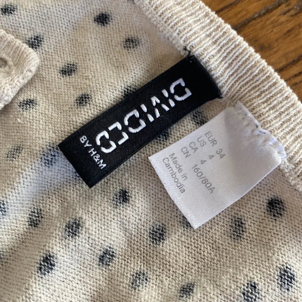 Säljer en söt vit kofta med svarta prickar från H&M Divided. Koftan har långa ärmar och knappar framtill. Perfekt. ❤️. Neuletakit & Villapaidat.