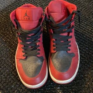 Jordan Skor - Säljer ett par Jordan 1 mid i storlek 42 skick 7/10