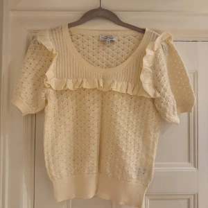 Vit stickad topp - Så söt vit stickad topp. Helt oanvänd 