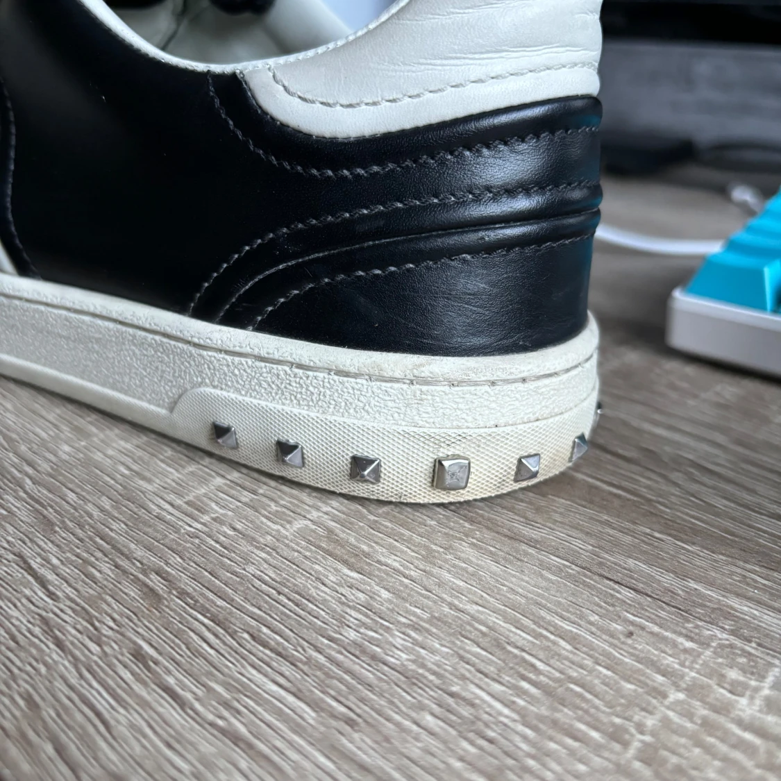 Valentino flycrew liknande nitar  - 2