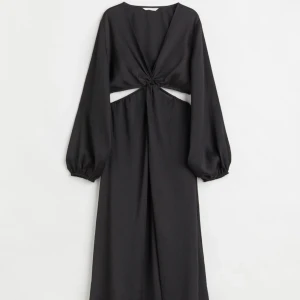 Svart lång klänning med cut out - Svart lång klänning från H&M med cut out vid midjan, aldrig använd. Nypris 349kr🙌