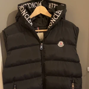 Moncler väst - Snygg och skön moncler väst.