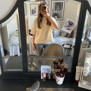 Vit stickad t-shirt - Säljer denna jätte fina vita stickade T-shirten från Gina Tricot!! Knappt använd (inga defekter)💕