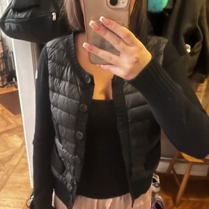 Moncler cardigan - Bra skick säljer då den inte kommer till användning. Passar även S