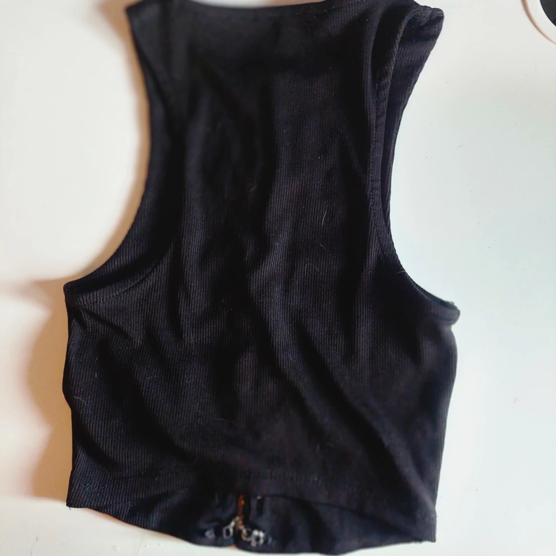 Svart ribbad linnetopp med snörning - 1