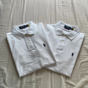 2st Ralph lauren pikéer  - Hej! Säljer nu dessa 2 Ralph lauren pikéer, båda är använda på 2 tillfällen men har inte kommit till användning efter det så vill bli av med dem, skicket på båda är 8,5/10, storlek S på båda, inga defekter såsom fläckar. Bara att skriva vid frågor! Du kan också köpa en för 349