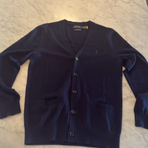 Mörkblå kofta från Ralph Lauren -  mörkblå kofta från Ralph Lauren. Använd fåtal gånger och väldigt bra skick. (Nypris 2400kr)