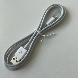 Ny & Oanvänd 1m iPhone-USB (1 st) - iPhone-laddare, 1 meter 	•	Ny & oanvänd 	•	CE-märkt & MFi-certifierad – säker laddning 	•	Passar iPhones med Lightning-kontakt 	•	Laddning & dataöverföring 	•	Kompatibel med adaptrar, powerbanks & datorer 	•	Hållbar & slitstark kabel  📦 Skickas väl skyddad