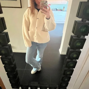 Beige teddyjacka från hm - Mysig beige teddyjacka med knappar framtill. Endast använd ett par gånger så den är i nyskick!