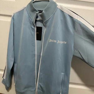 Light blue tröja PA - Lightblue tröja från PA. Storlek Small. Har byxorna som säljs separat från 699. Om ni vill köpa hela setet kostar det 1499 :-