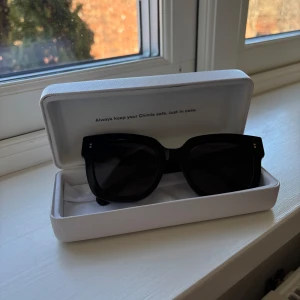 Svarta solglasögon från Chimi - Snygga svarta solglasögon från Chimi i storleken 08. Knappt använda och därmed inga repor eller liknande!                             Fodral och duk medföljer🙌🏼☺️