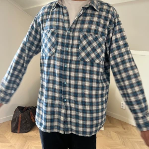 Rutig flanellskjorta - Lite oversized. Jag är 178 och väger 70 kg. 