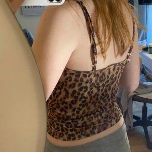 Leopardmönstrad linnetopp från H&M Divided - Säljer en snygg leopardmönstrad linnetopp från H&M Divided. Toppen har används några få gånger och är i nytt skick, den har storlek XXS men skulle säga att den passar XS med 💕säljer pågrund av att den inte kommer till användning i min garderob längre 💕