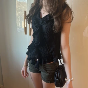Svart ärmlös blus med volangdetaljer - Söt blus från Gina Young. Skriv vid frågor💓💓 storlek 158-164💕 knappt använd 💕