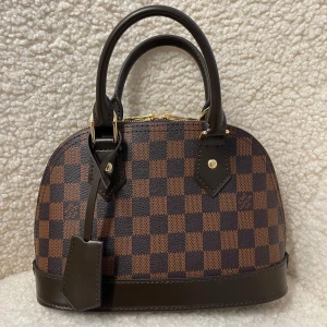 Populär handväska - PM för info innan du köper! Helt ny och oanvänd väska. Låda, påse, axelband och lås kommer med väskan. Säg till ifall du vill ha fler bilder!