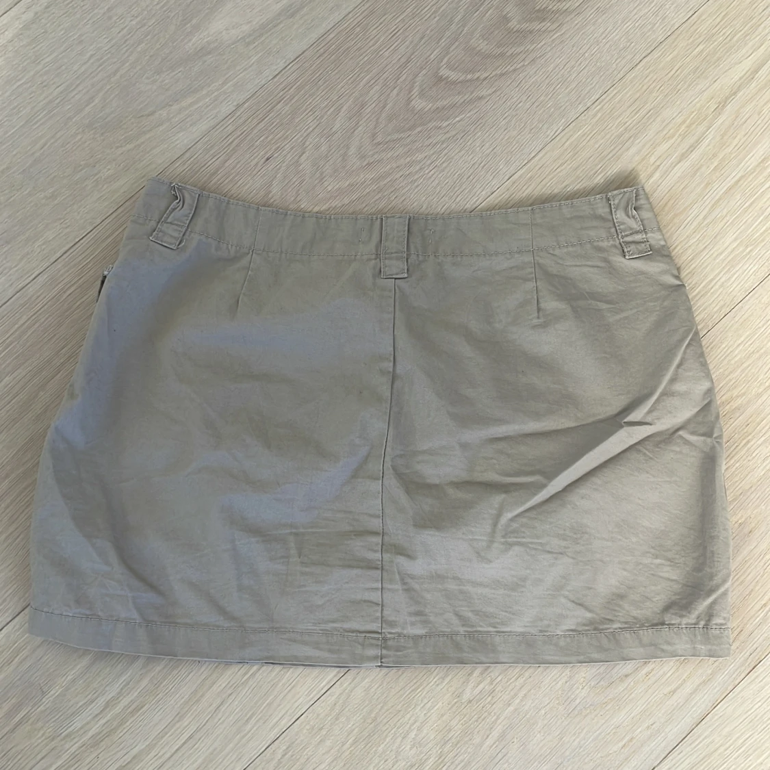 Beige kortkjol med fickor från 157 - 1