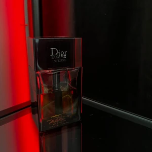 Dior Homme Intense - Säljer en 100ml flaska av Diors populära parfym Homme Intense, denna parfym är mycket god och manlig, passar bäst för kvällstid! det är cirka 55-60 ml kvar. Köper man en 50ml flaska så kostar det runt 1000-1300kr men jag säljer min för endast 600kr. 