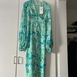 Grön blommig klänning från ADOORE - Säljer denna gröna skönheten från Adoore💚