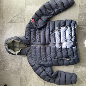 Colmar jacka  - Säljer nu min colmar jacka. Den är i storlek 16 och passar dig som är 170-180cm lång. Den är i väldigt fint skick. Nypris ligger på ca 4000kr 