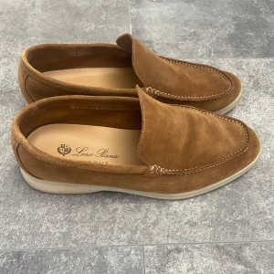 Loro piana summer walk - Steal! Säljer dessa LP summer walk. Storlek 40 passar även 41. Cond 8/10 se bilder. Obs! Inget og medföljer. Hör gärna av er vid fler frågor eller funderingar!