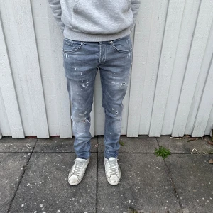 Dondup George jeans  -  Dondup jeans - Modell: George - Storlek: 32 - skick: 9/10(modellen är distressed från fabrik) - Nypris runt 3000kr